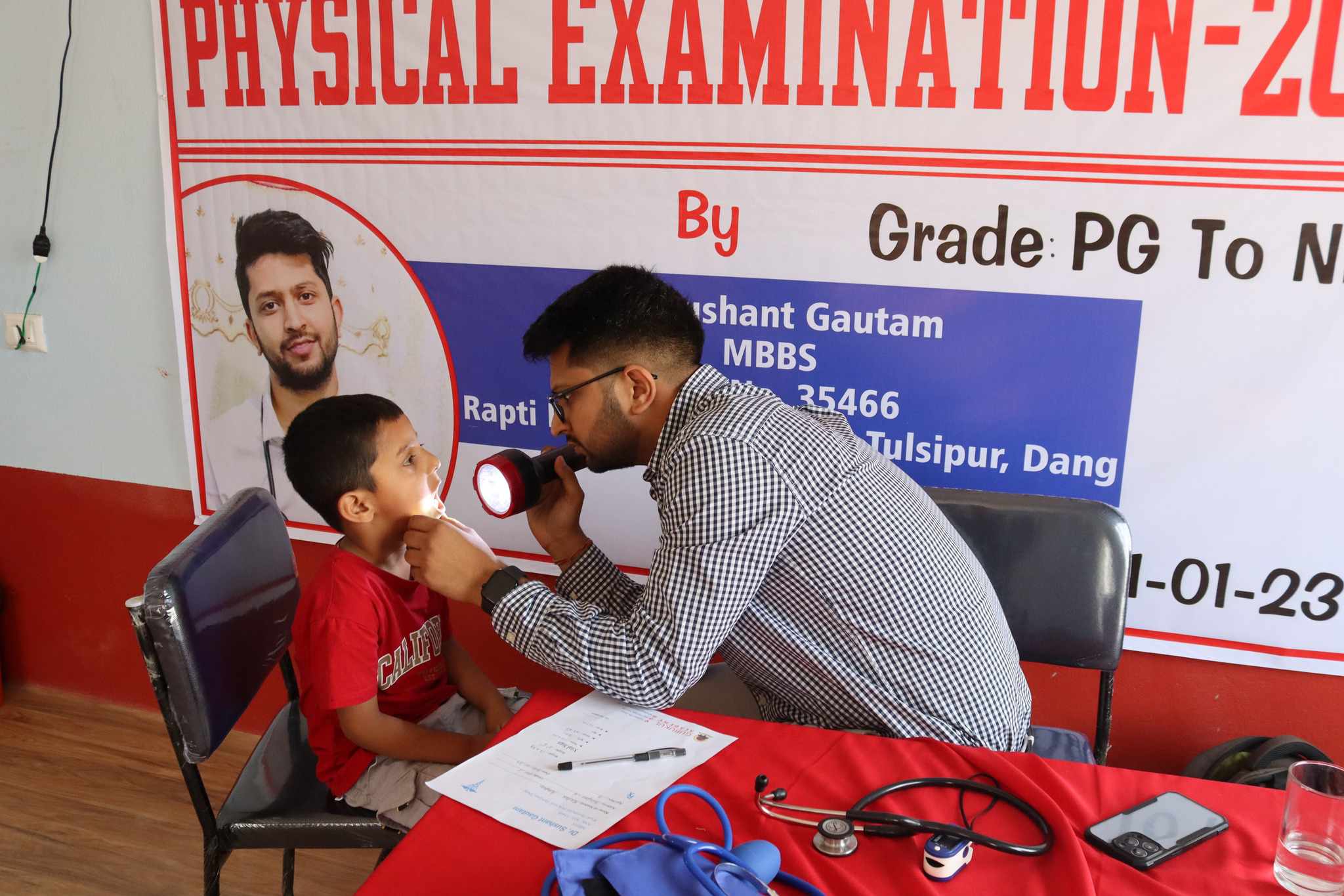 गुरुकुल एकेडेमी तुलसीपुर र लमहीका विद्यार्थीहरुको स्वास्थ्य परीक्षण