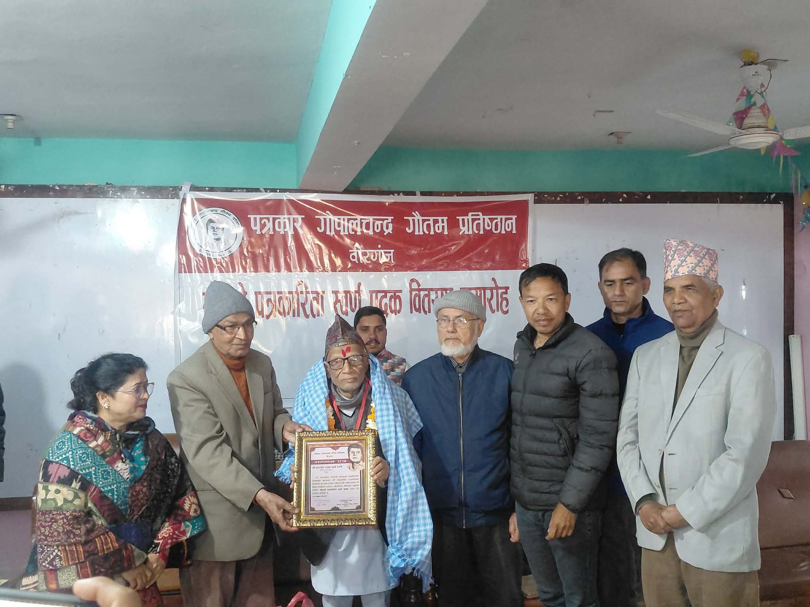 शर्मा गोतामे पत्रकारिताको स्वर्ण पदकबाट सम्मानित