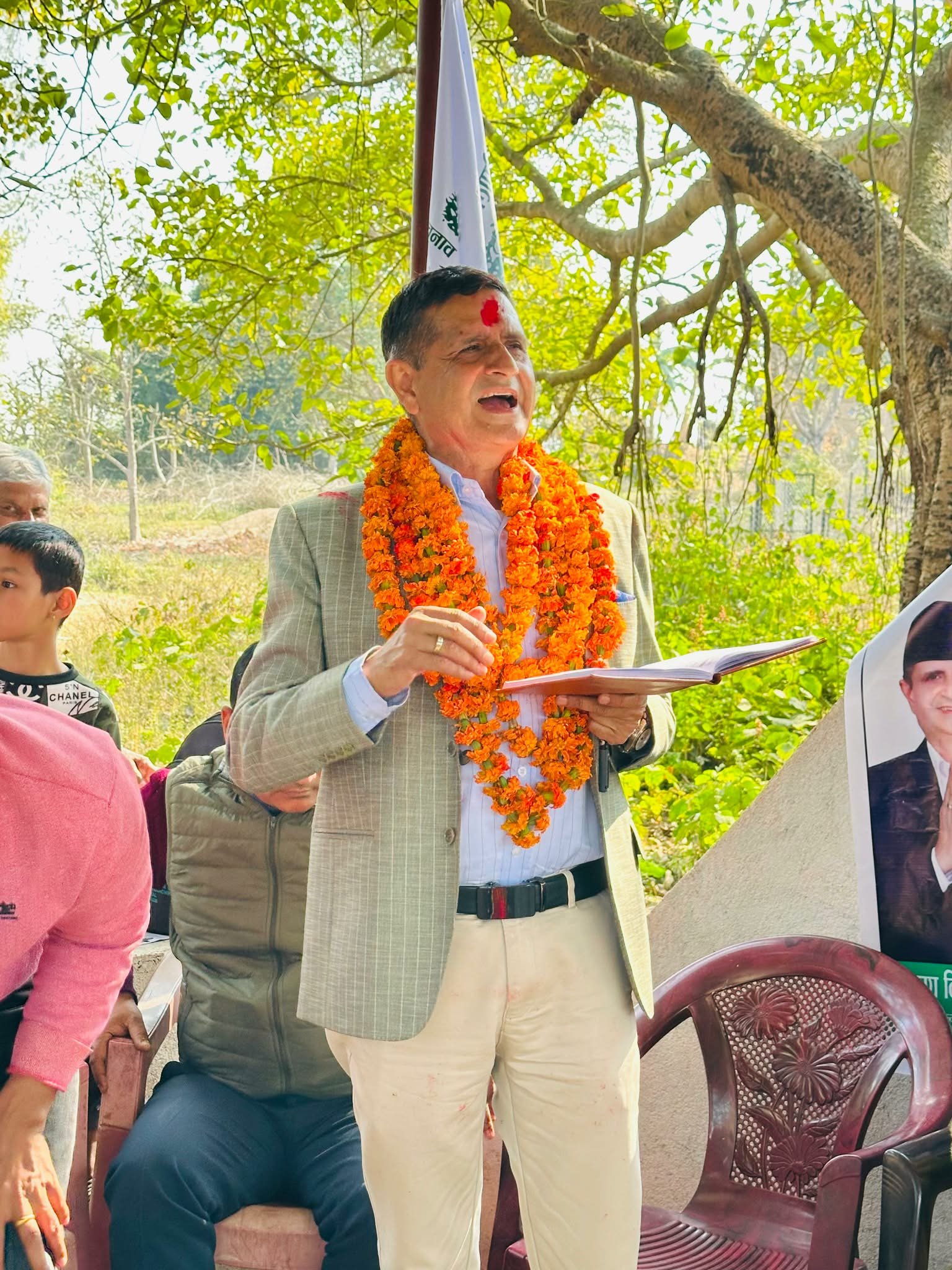 बढ्दै निर्वाचन चहलपहल मतदाताका गुनासा सुन्दै आफ्ना योजना सुनाउँदै उम्मेदवार