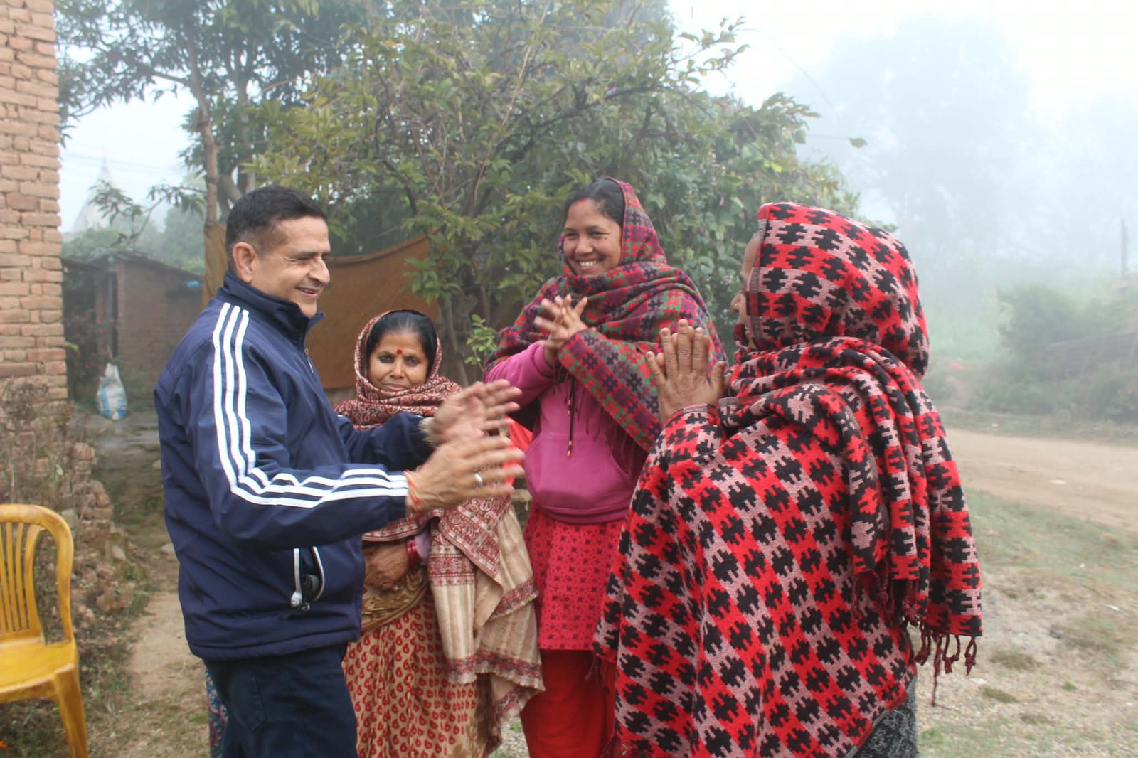 घरदैलो अभियानमा उम्मेदवार घिमिरे, जनताको मन जित्दै