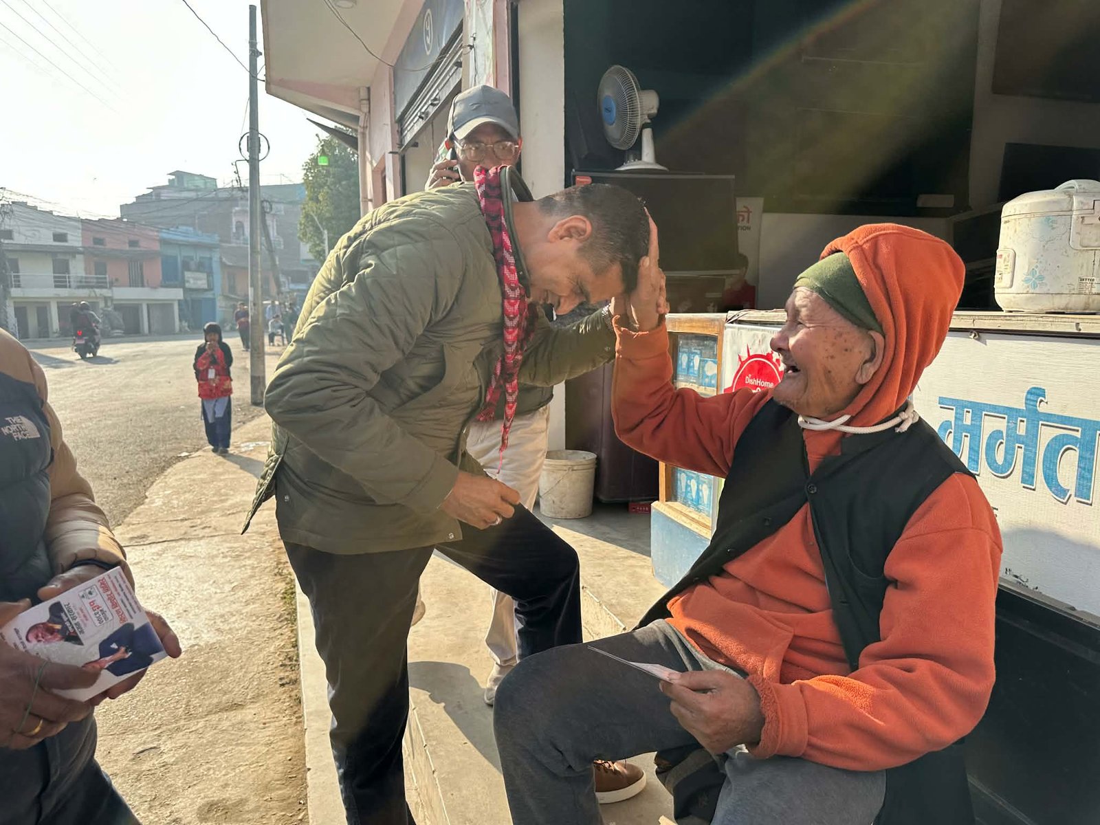 घोराही–१४ मा घिमिरेको तिब्र घरदैलो, बृद्धबृद्धासँग आशिर्वाद लिँदै मत माग्दै