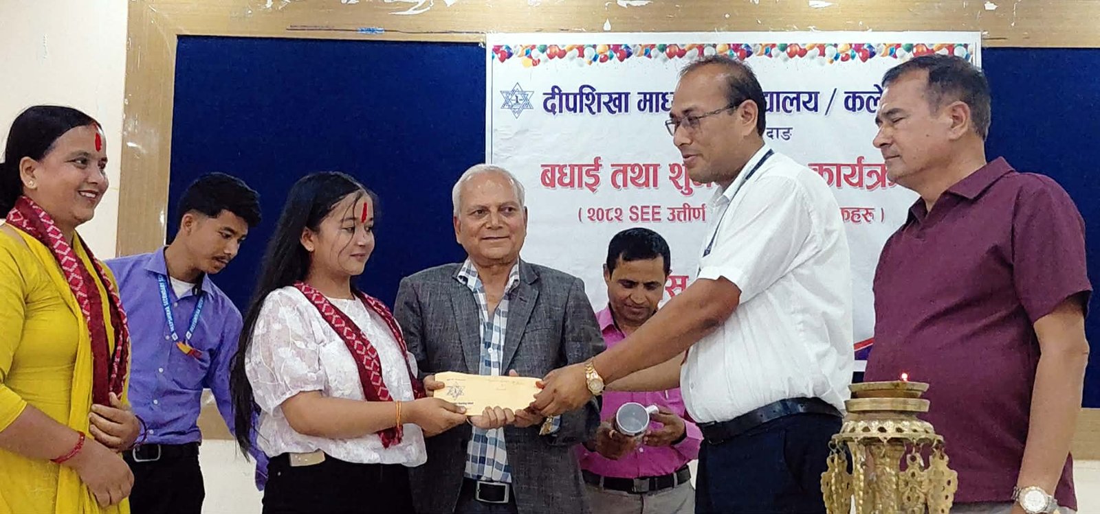 एसइईमा ४ जीपीए ल्याउने छात्रा तेजस्वी नगद २० हजारसहित सम्मानित