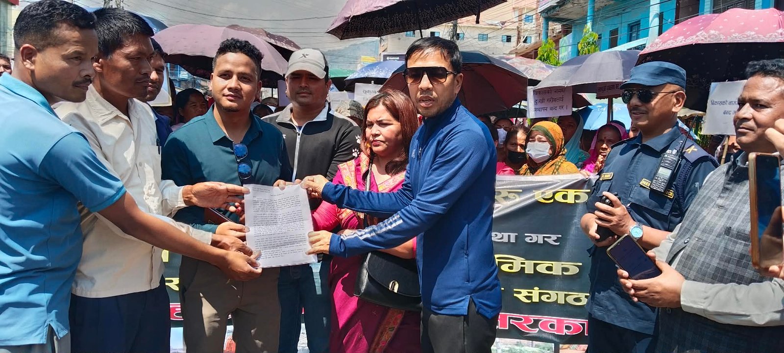 सुकुम्बासीहरूले सडकमै बुझाए ज्ञापनपत्र