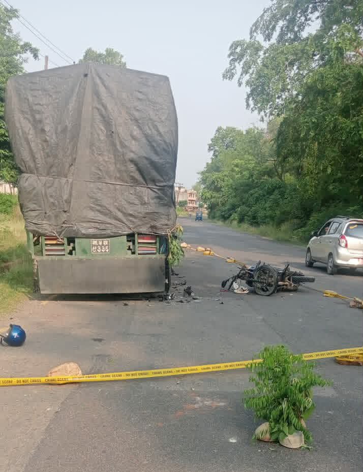 लमहीमा रोकिएको ट्रकमा मोटरसाइकल ठोक्किँदा एकको मृत्यु, एक घाइते