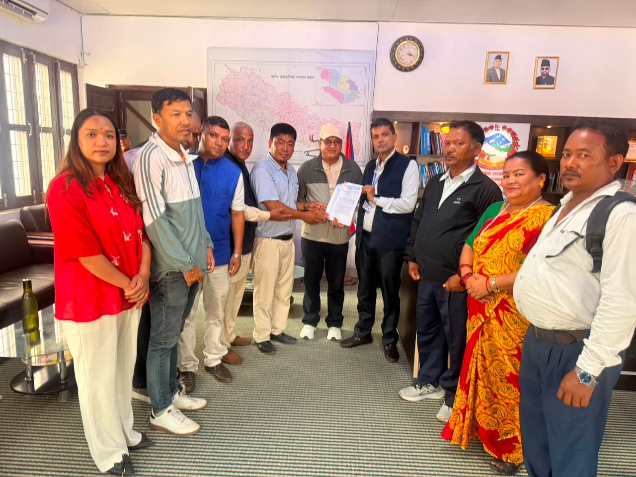 अनुगमन होस्, तर व्यवसायीमैत्री होस् भन्दै दाङका होटल व्यवसायीले प्रशासनलाई बुझाए ज्ञापनपत्र