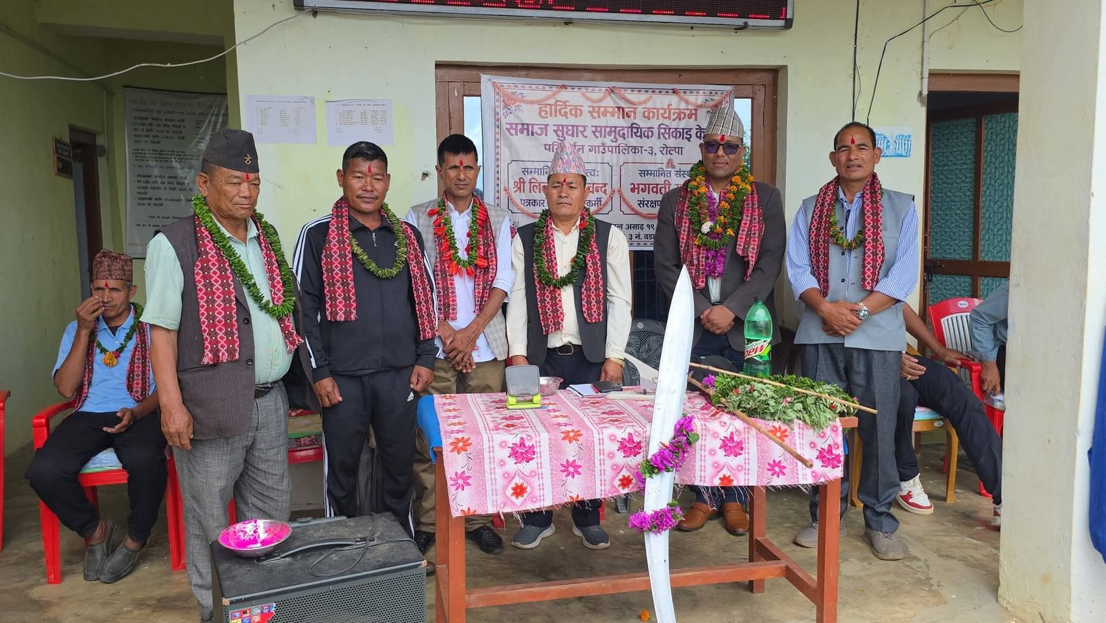 समाज सुधार सामुदायिक सिकाइ केन्द्रद्वारा एक व्यक्ति र एक संस्था सम्मानित