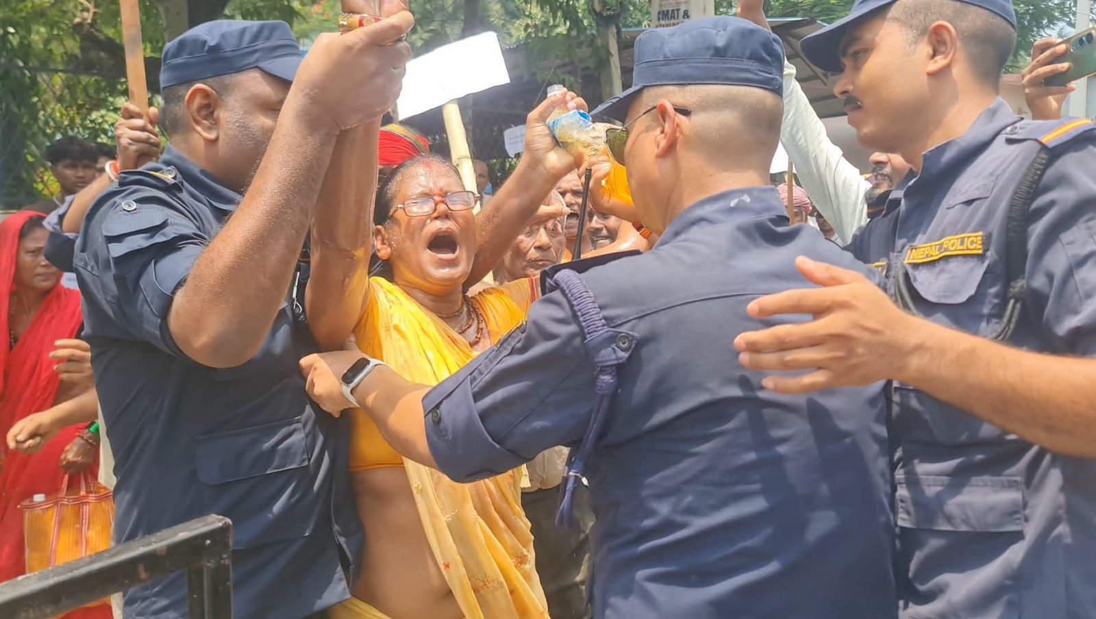 धनुषा अदालतको गेटमा आत्मदाहको प्रयास, प्रहरीले जोगायो