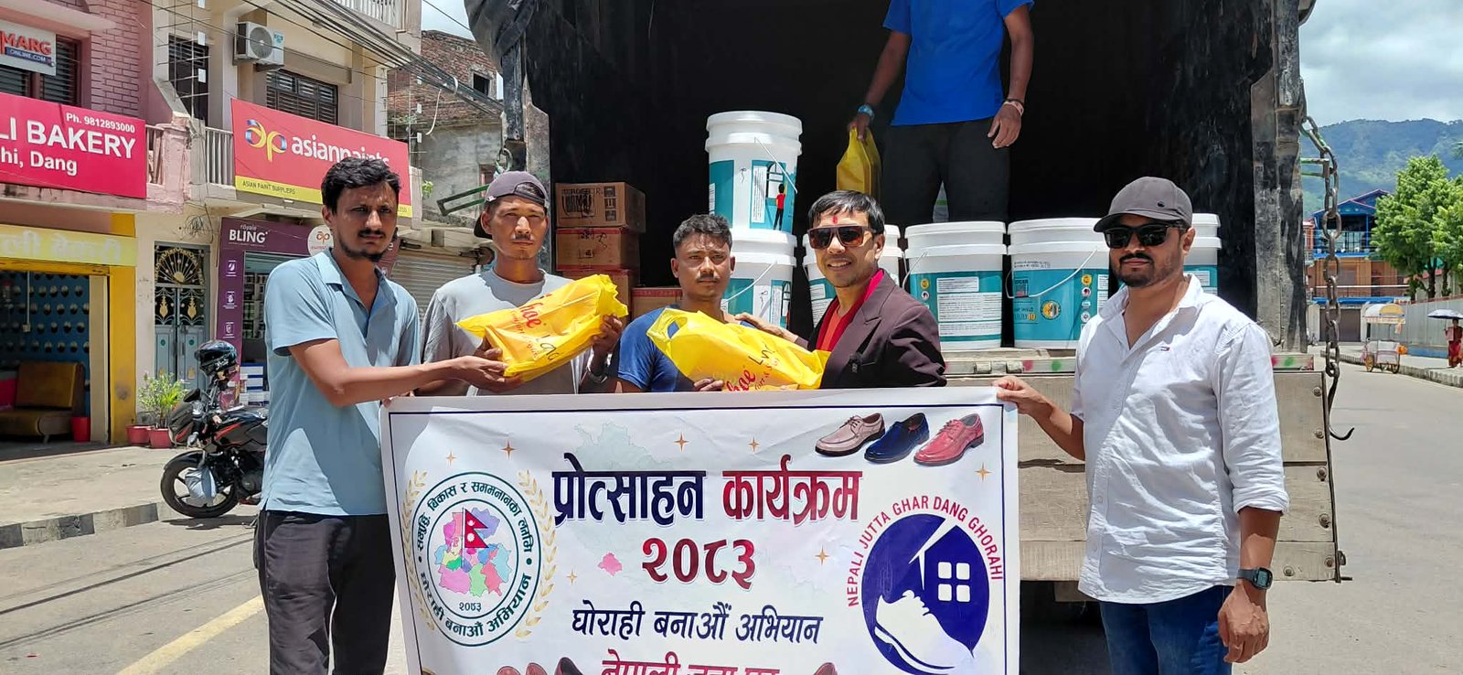स्वदेशी उत्पादनको प्रयोगलाई बढाउन उपहार प्रदान